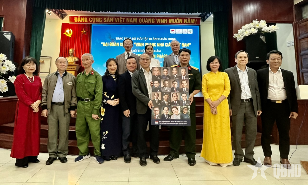 Trao tặng bộ sưu tập di ảnh chân dung “Đại đoàn kết” và “Vinh quang nhà giáo Việt Nam” 